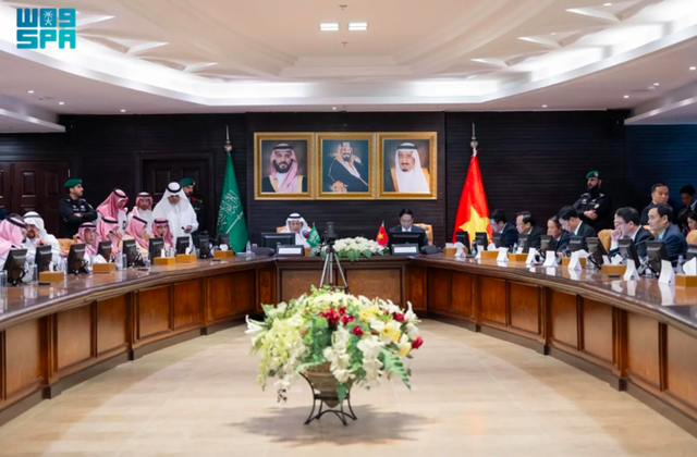 Thủ tướng Phạm Minh Chính và Chủ tịch Liên đoàn các Phòng Thương mại và Công nghiệp Saudi Arabia Hassan Al Hwaiziy dự Diễn đàn doanh nghiệp Việt Nam-Saudi Arabia